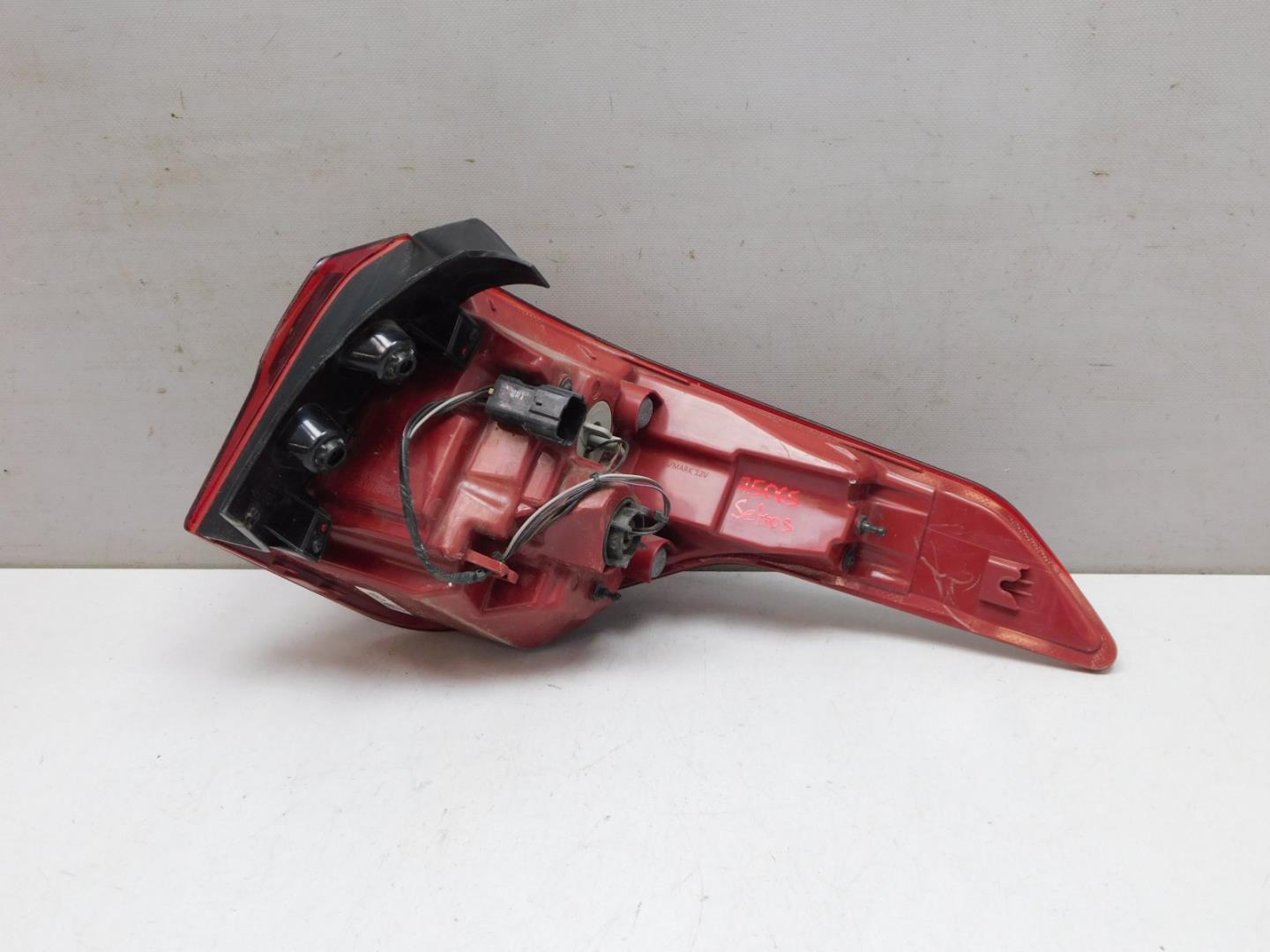 Фонарь задний наружный левый