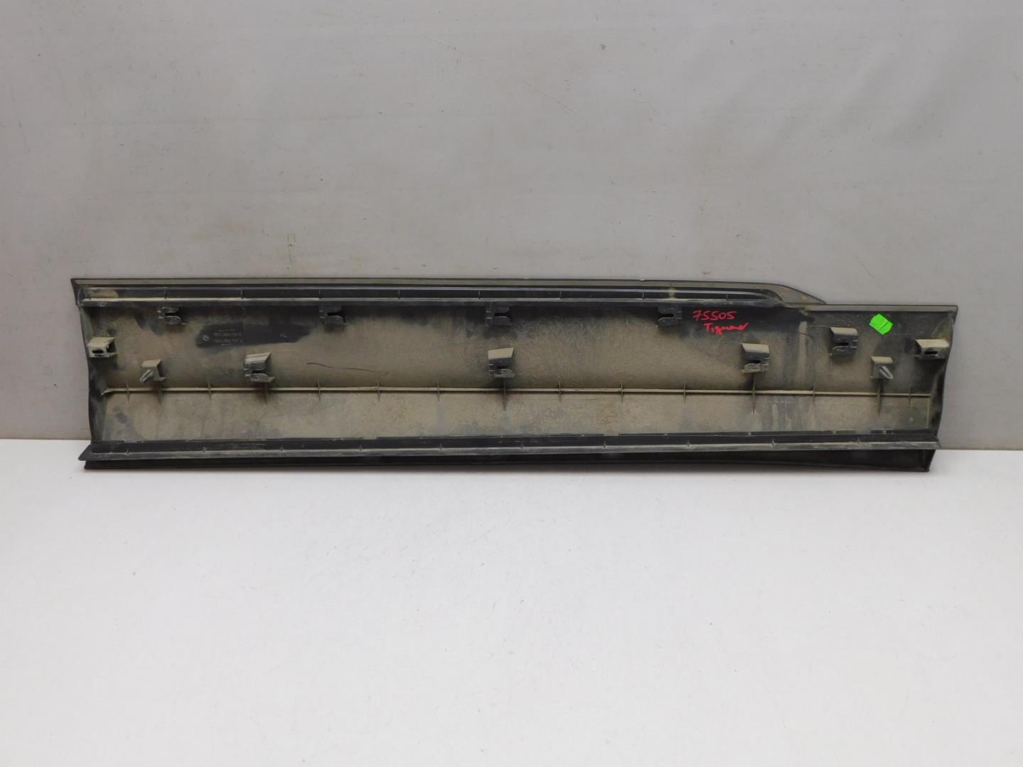 Накладка двери передней левой