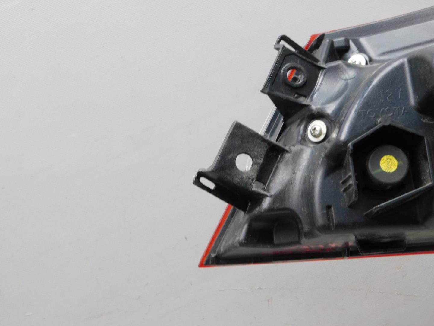 Фонарь задний наружный левый