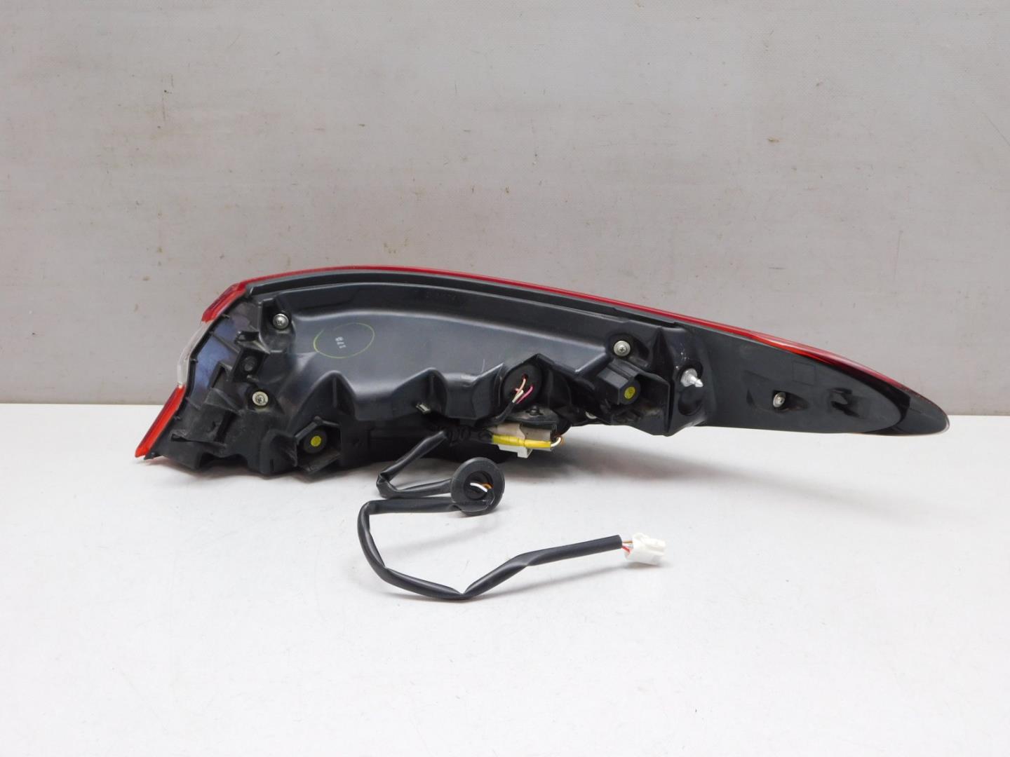 Фонарь задний наружный левый