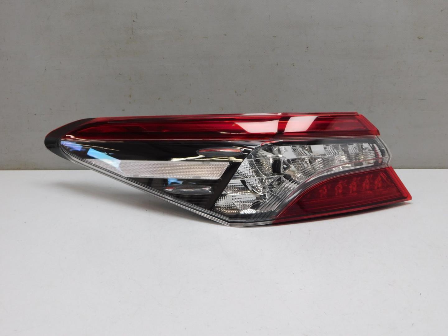 Фонарь задний наружный левый