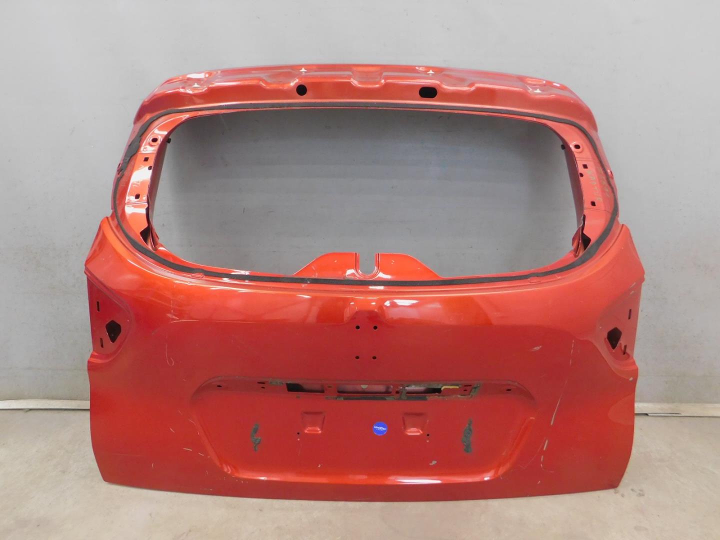 Дверь багажника