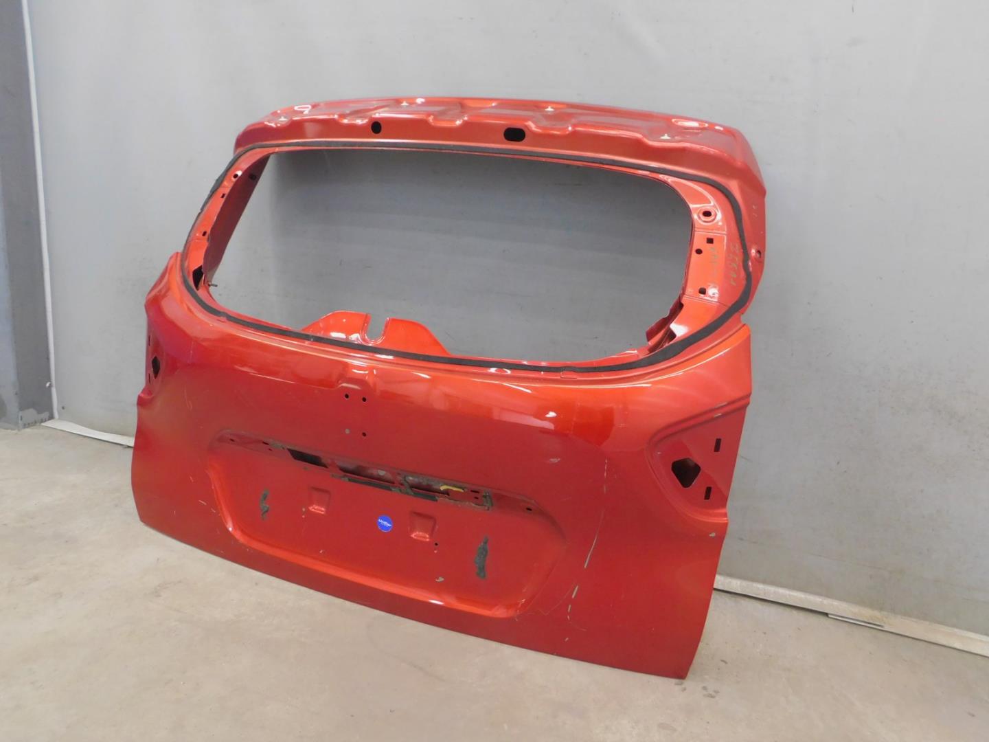 Дверь багажника