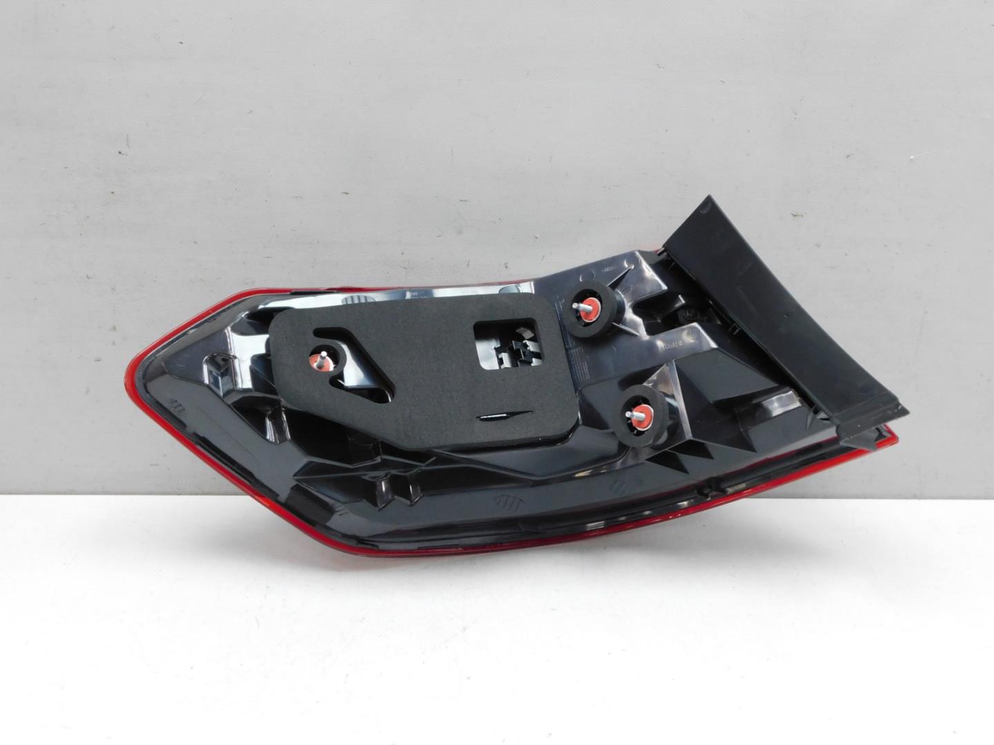 Фонарь задний наружный правый