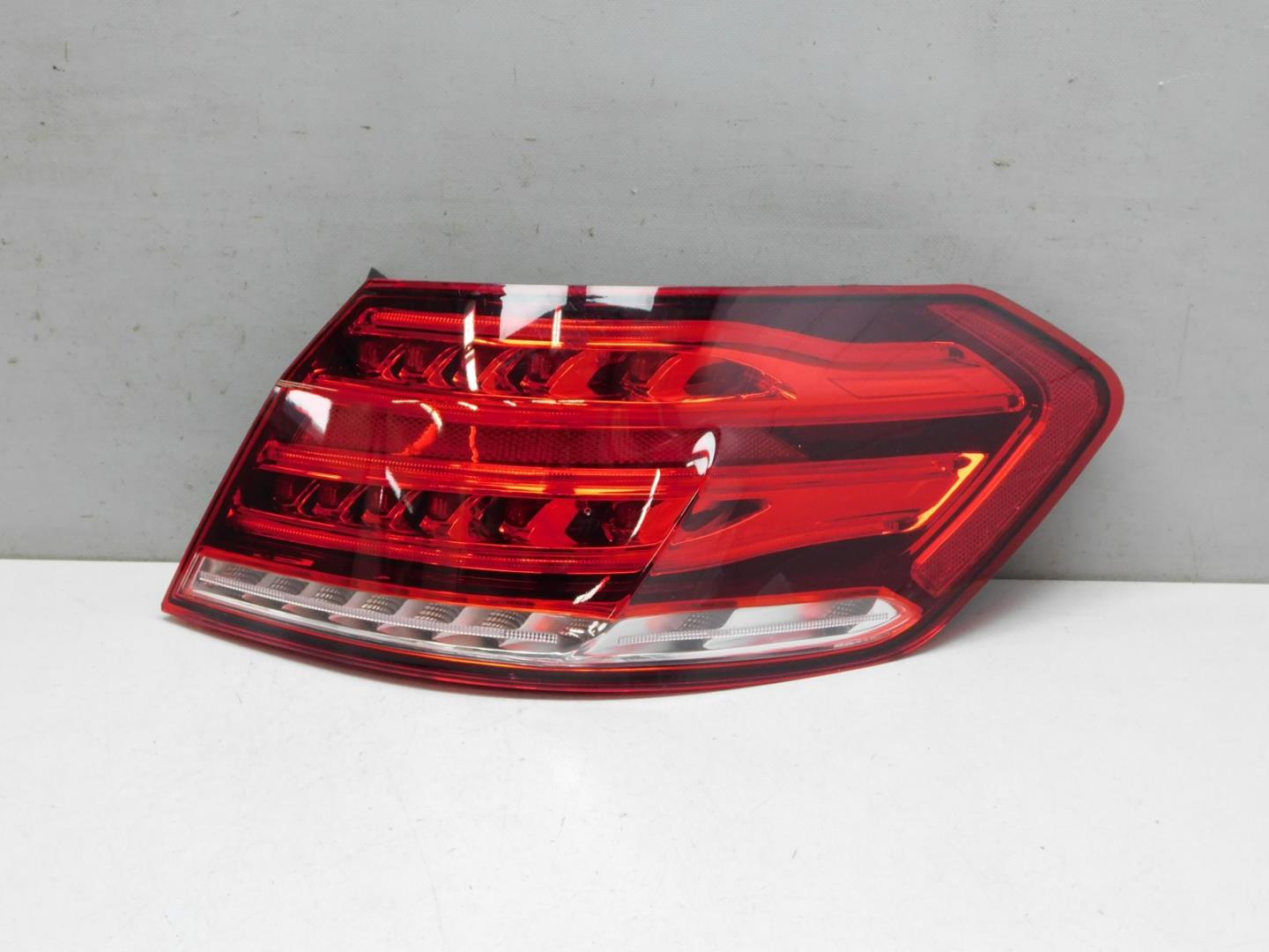 Фонарь задний наружный правый