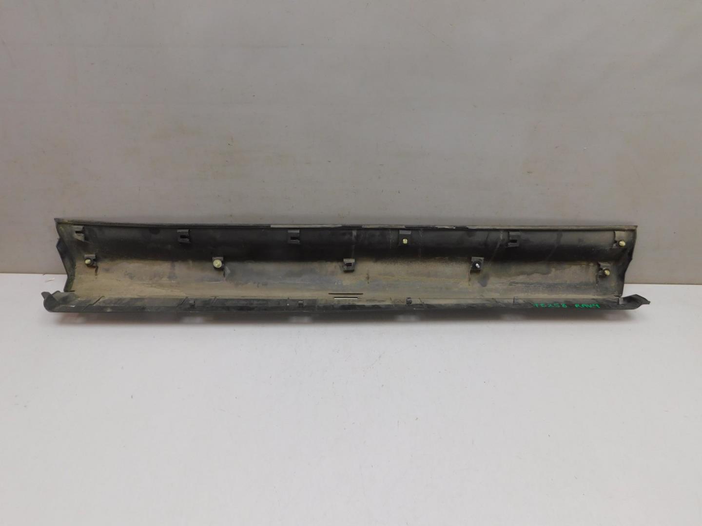 Накладка двери передней правой