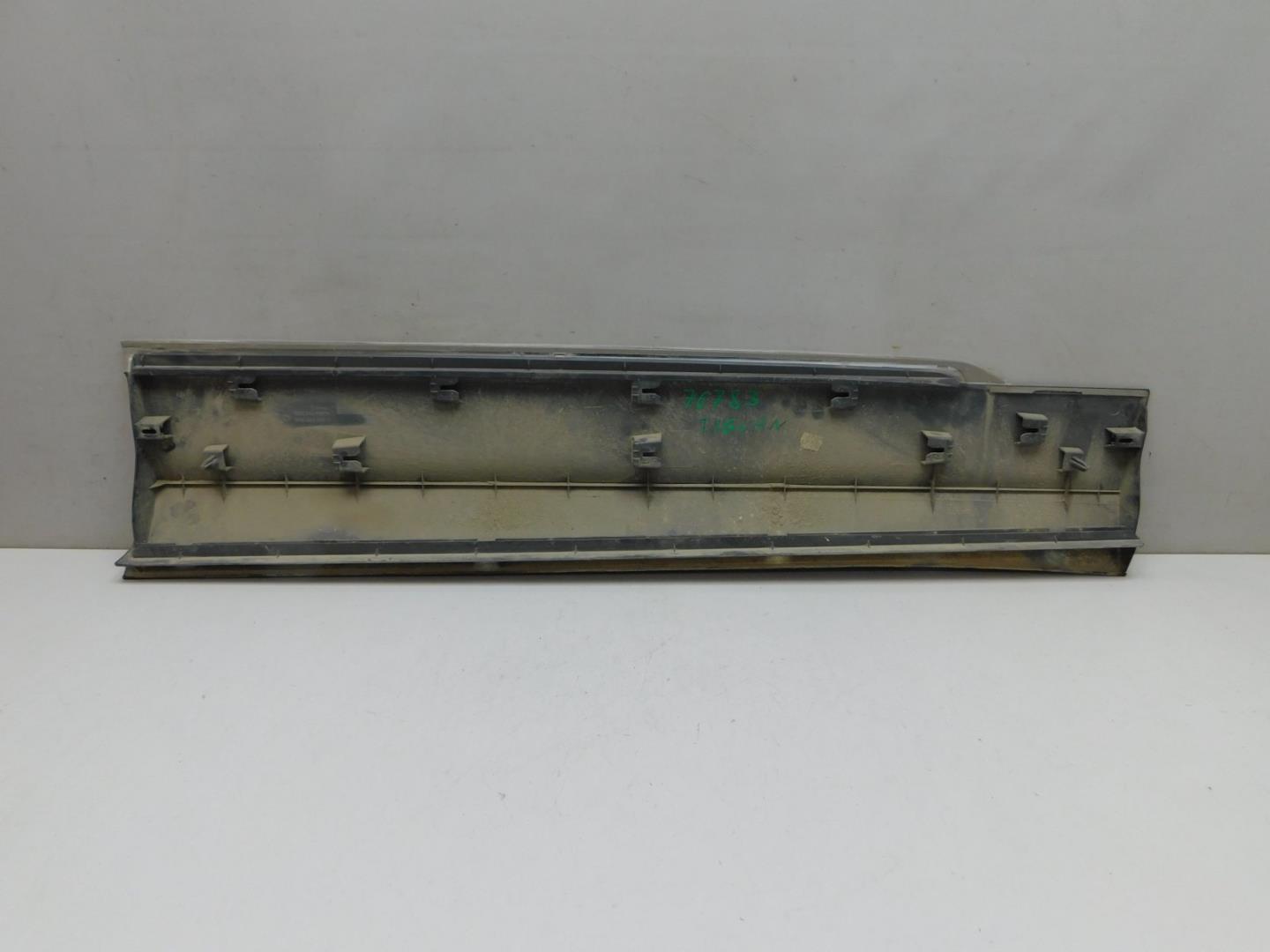 Накладка двери передней левой