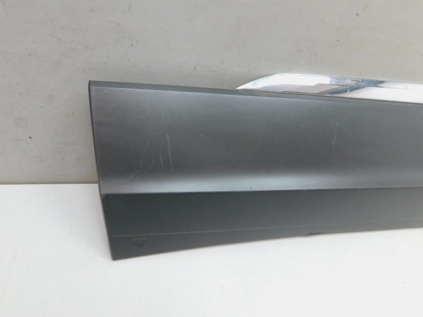 Накладка двери передней левой