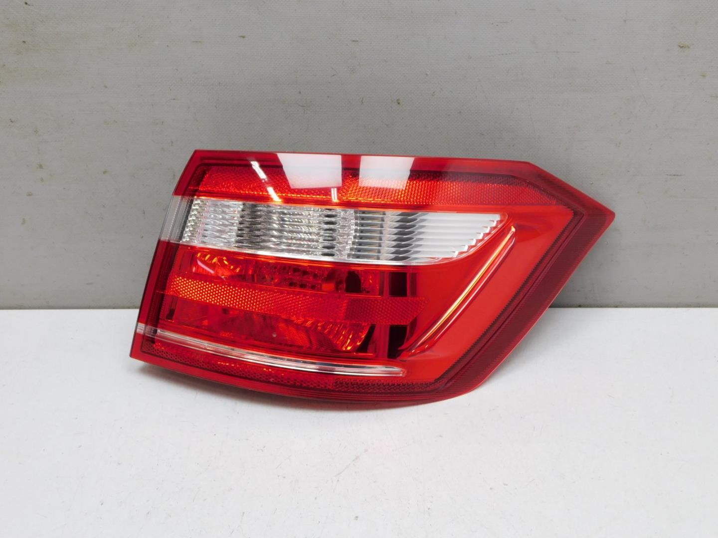 Фонарь задний наружный правый