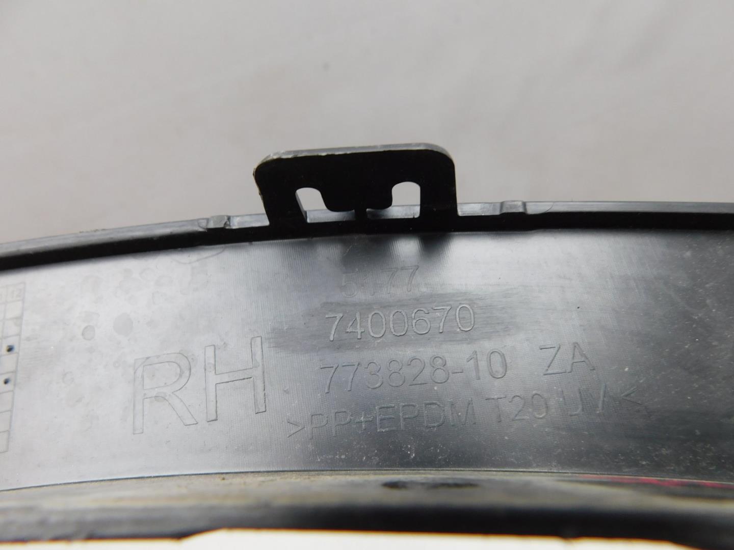 Накладка заднего крыла правого