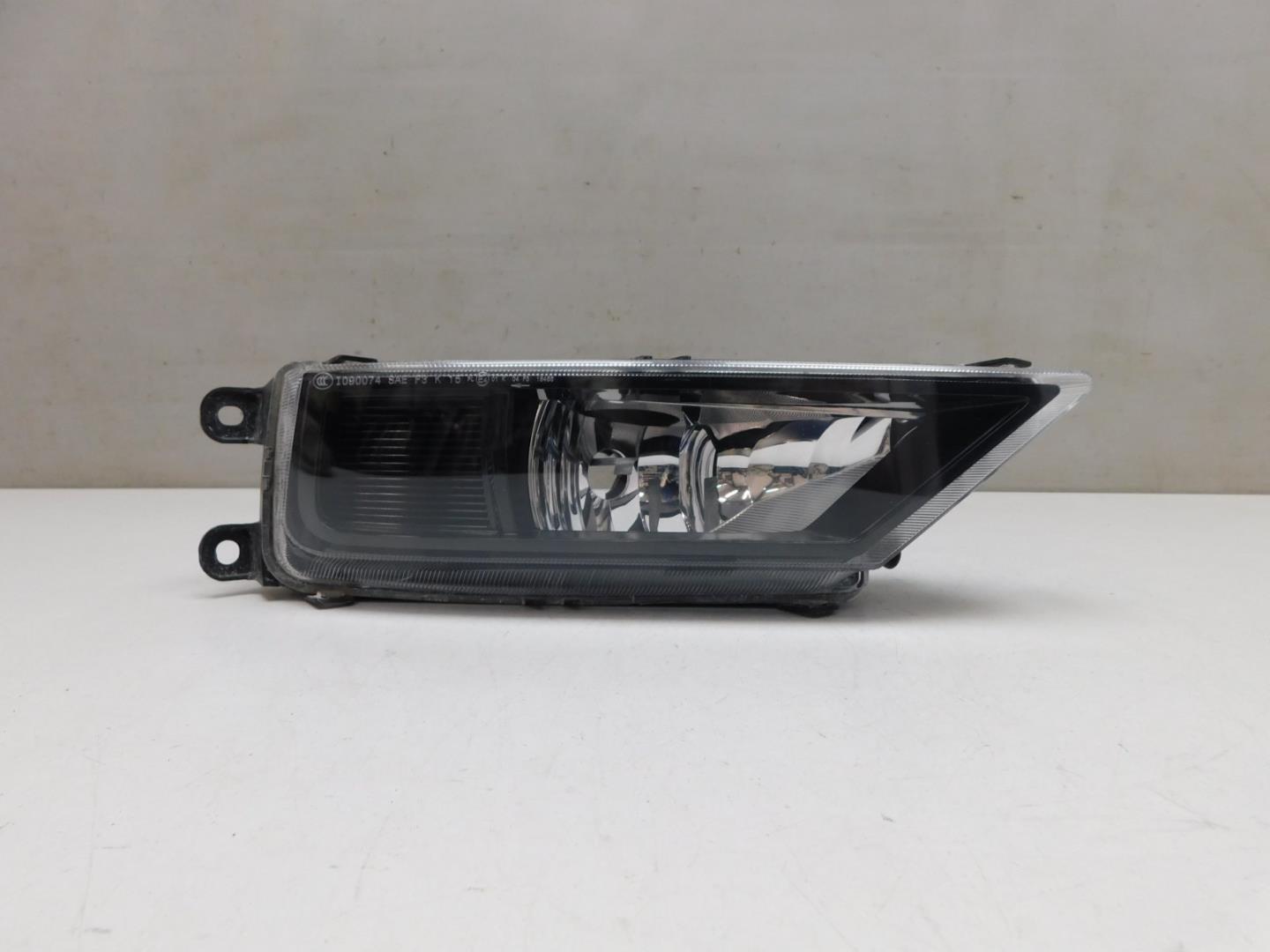 Фара противотуманная правая