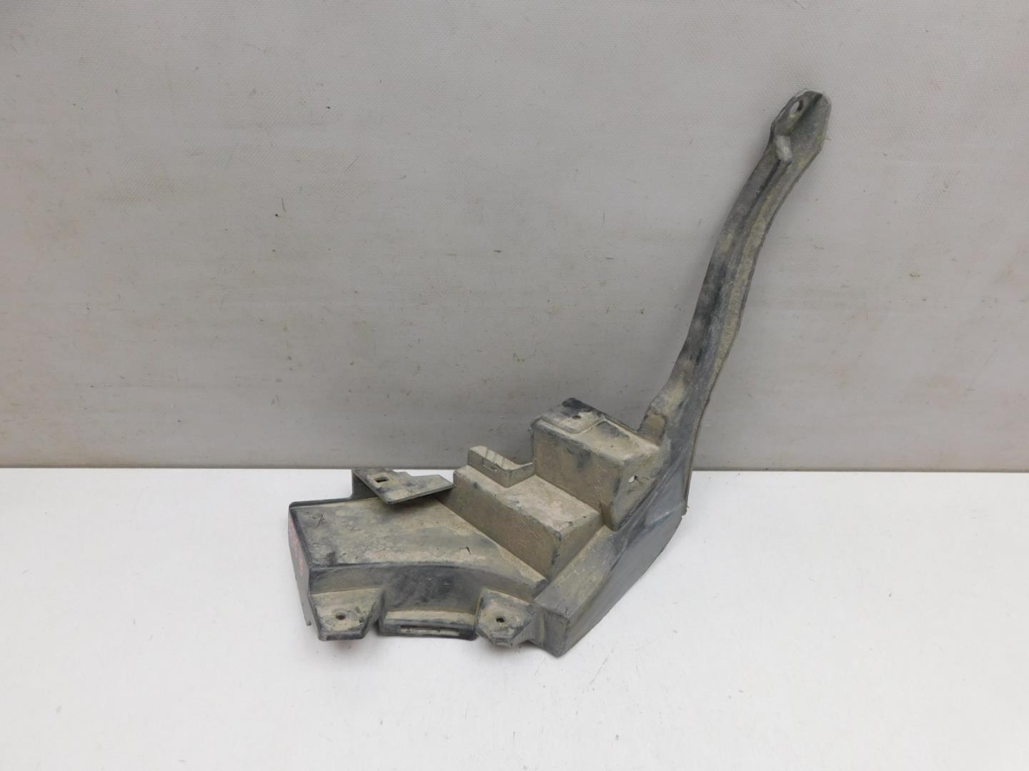 Кронштейн переднего бампера