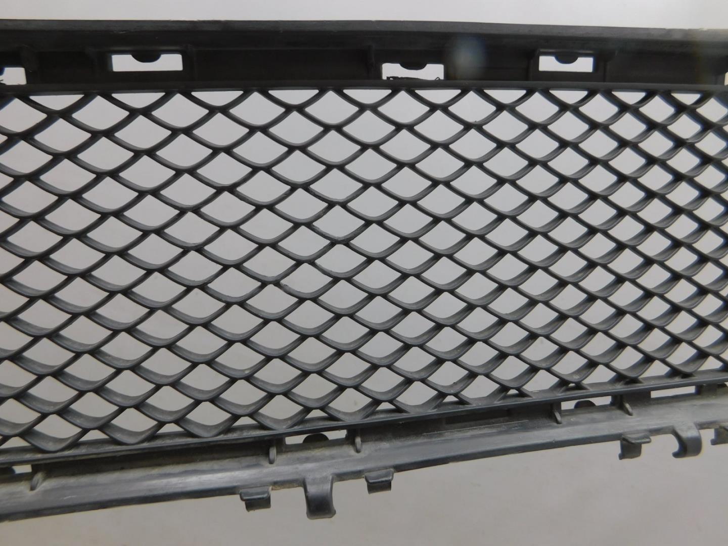 Решетка в бампер центральная