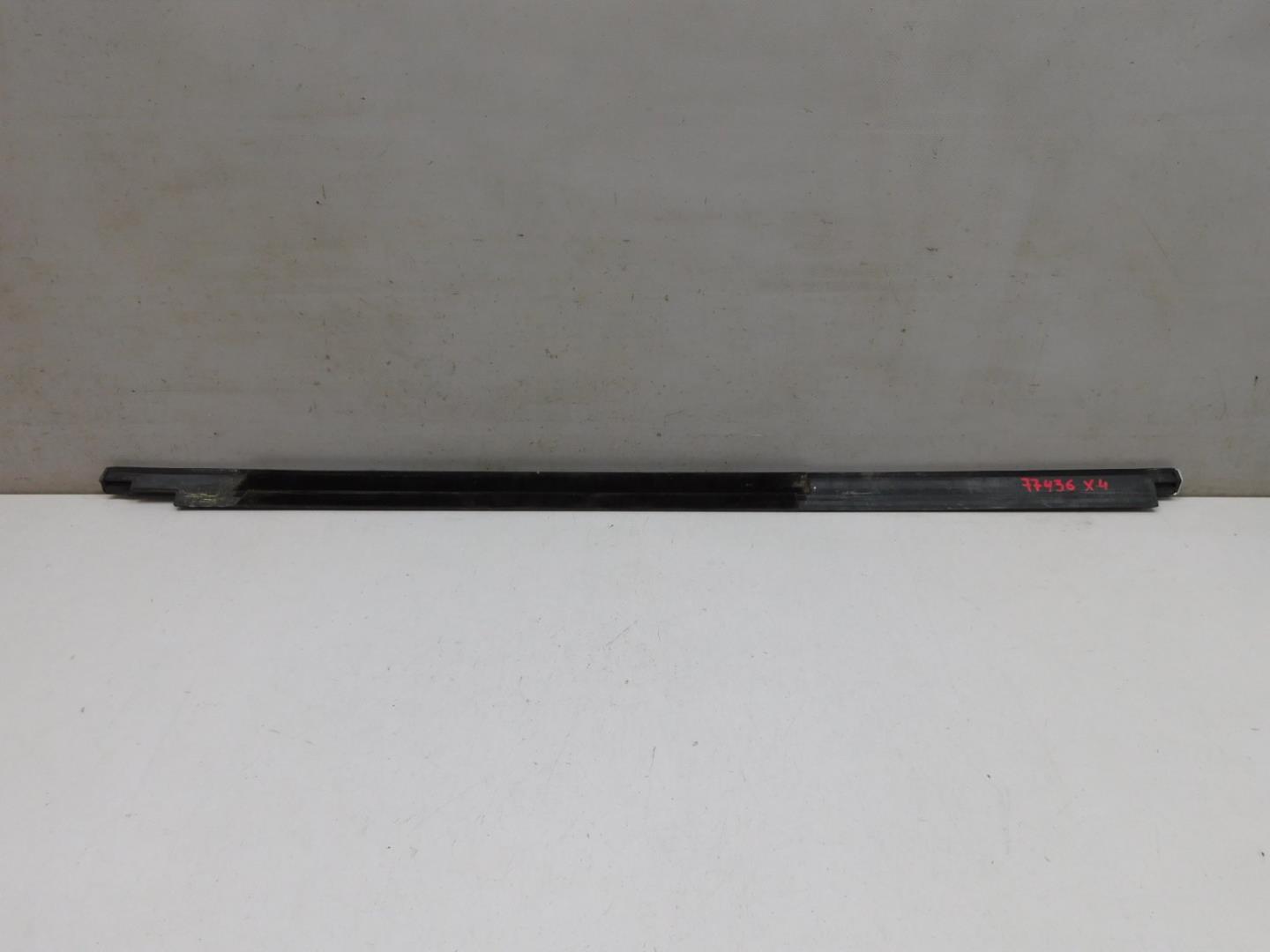 Накладка стекла заднего правого