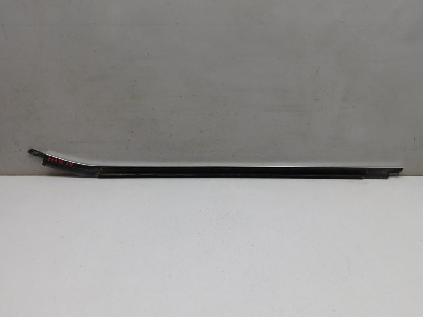 Накладка стекла переднего правого