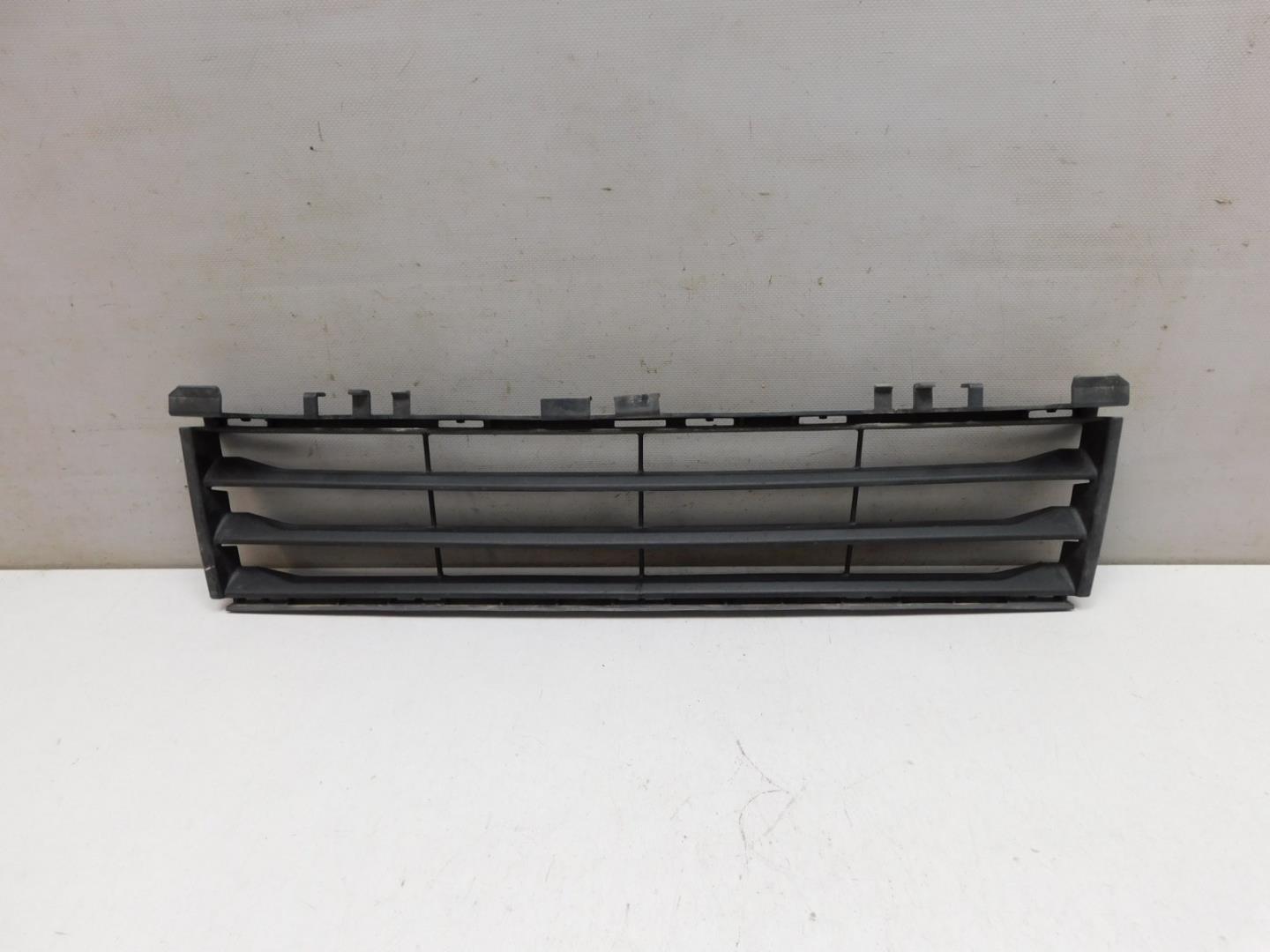 Решетка в бампер центральная