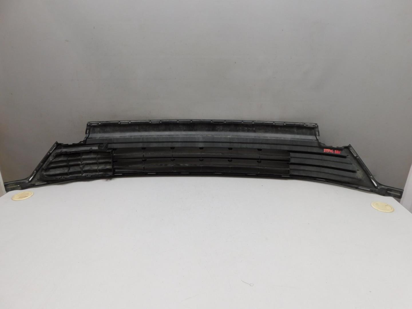 Решетка в бампер центральная