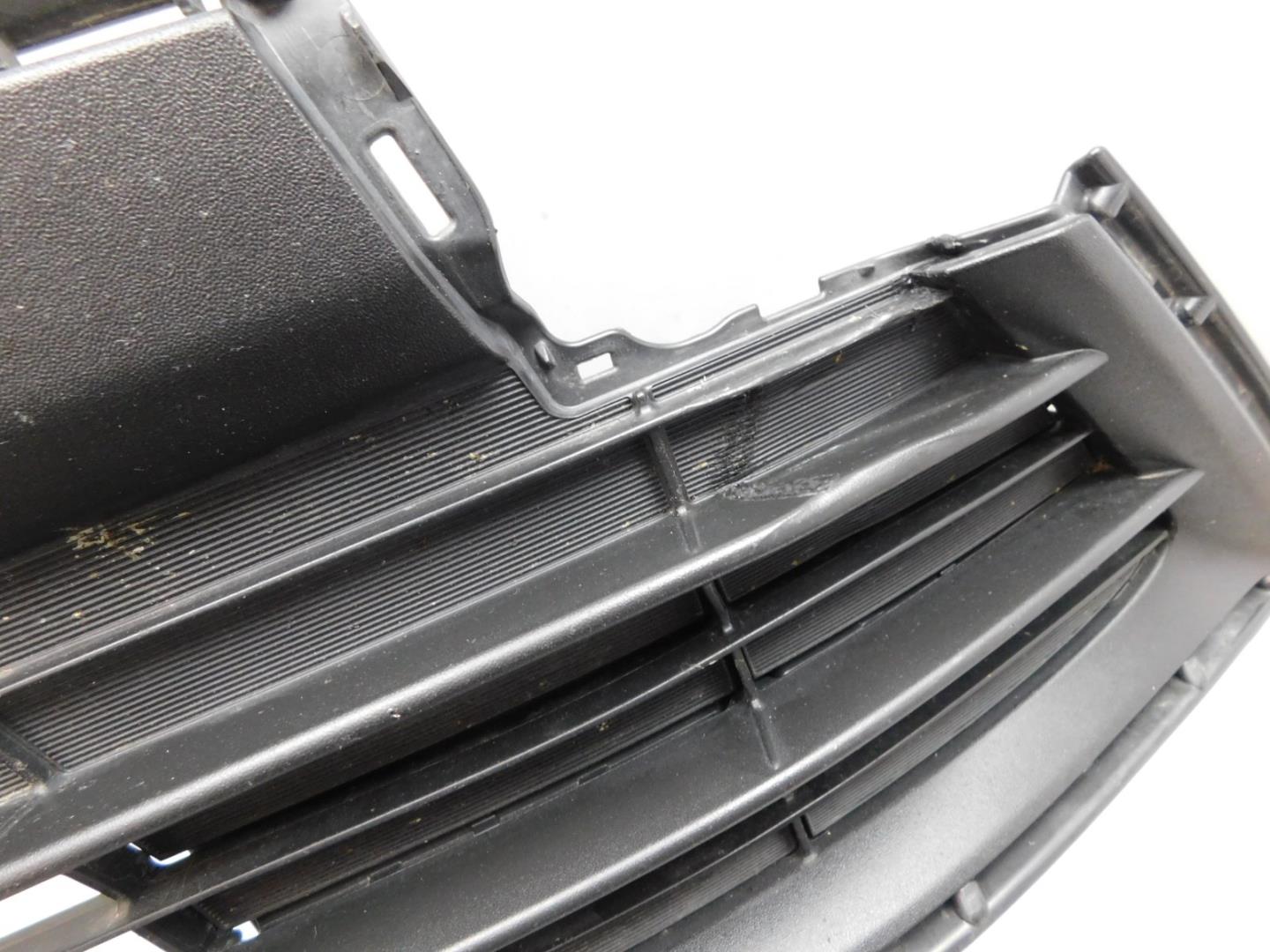 Решетка в бампер центральная