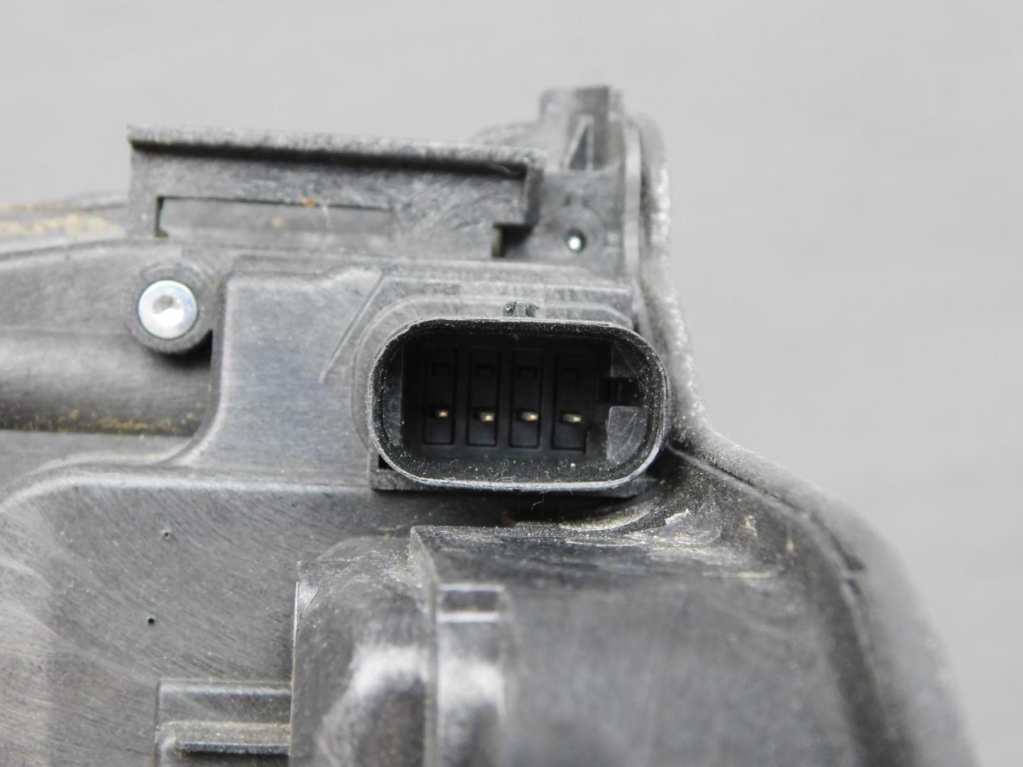 Замок двери передней правой