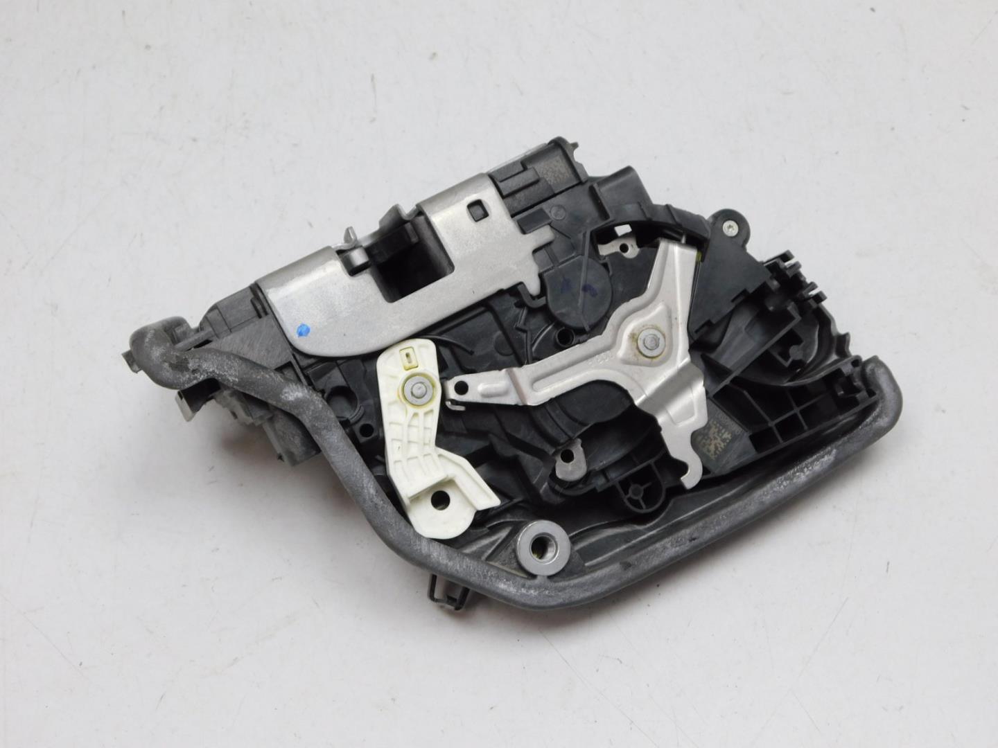 Замок двери передней правой