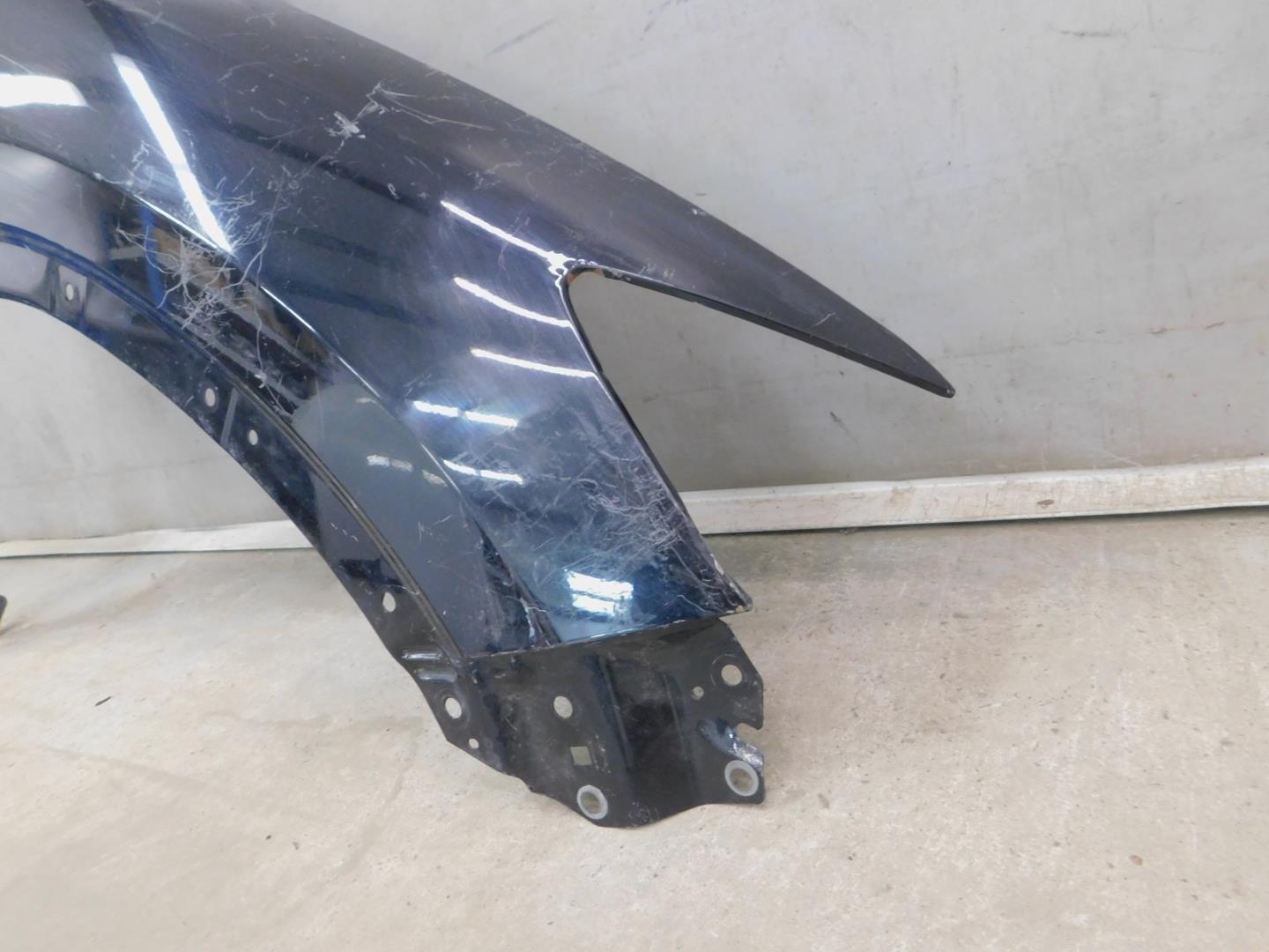 Крыло переднее правое