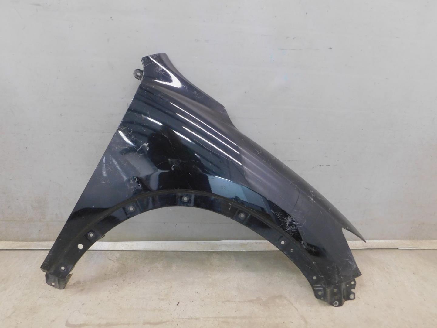 Крыло переднее правое