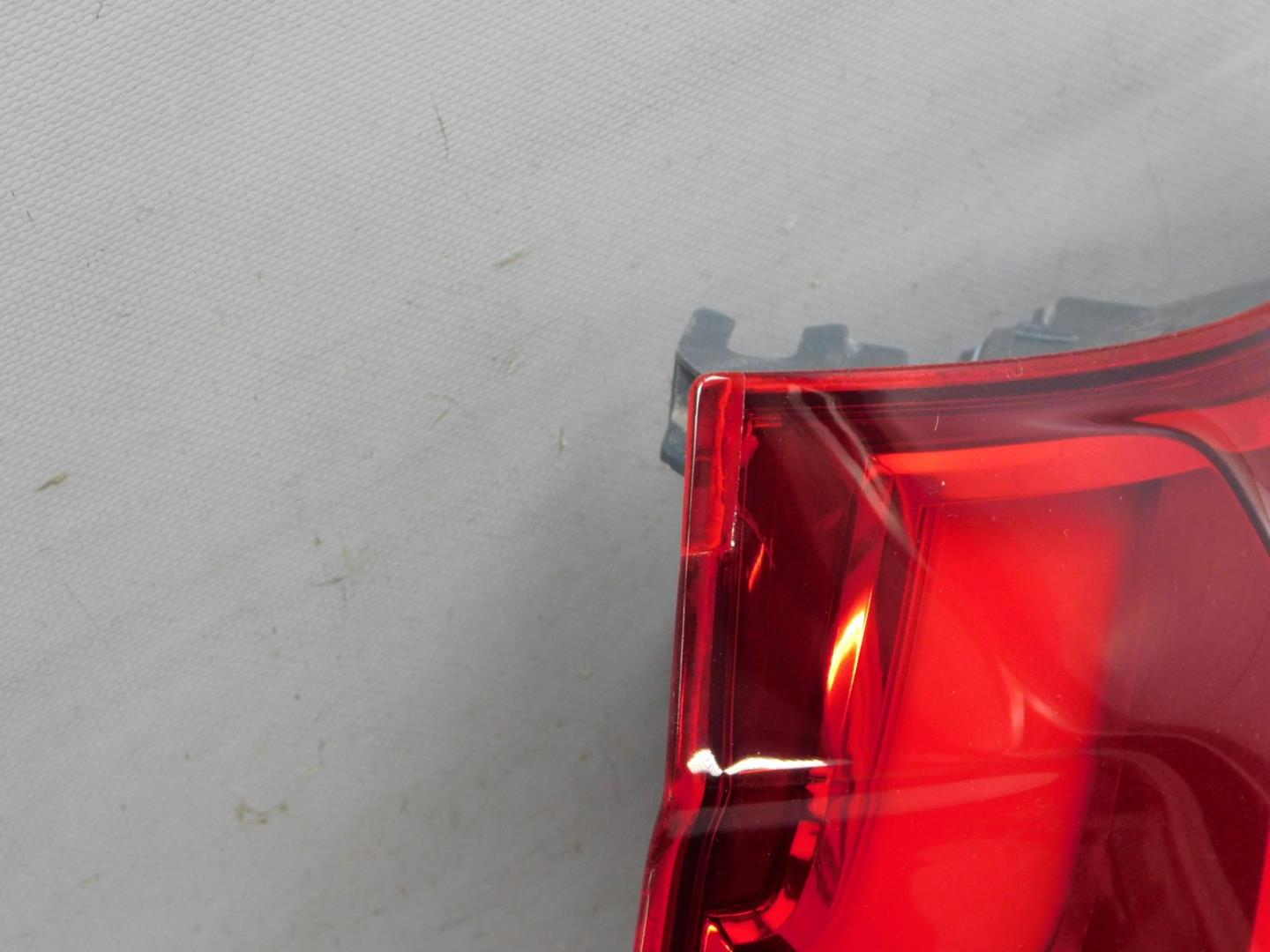 Фонарь задний наружный правый