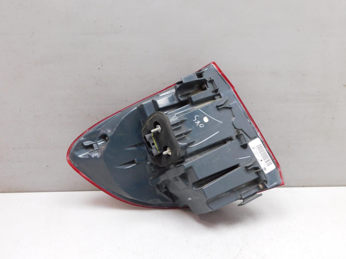 Фонарь задний наружный правый