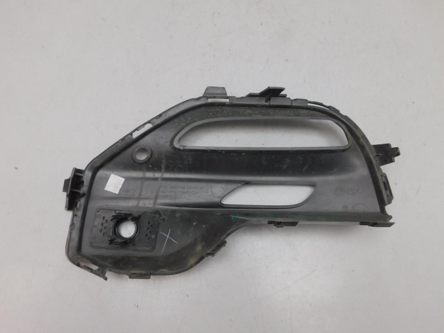 Решетка в бампер правая