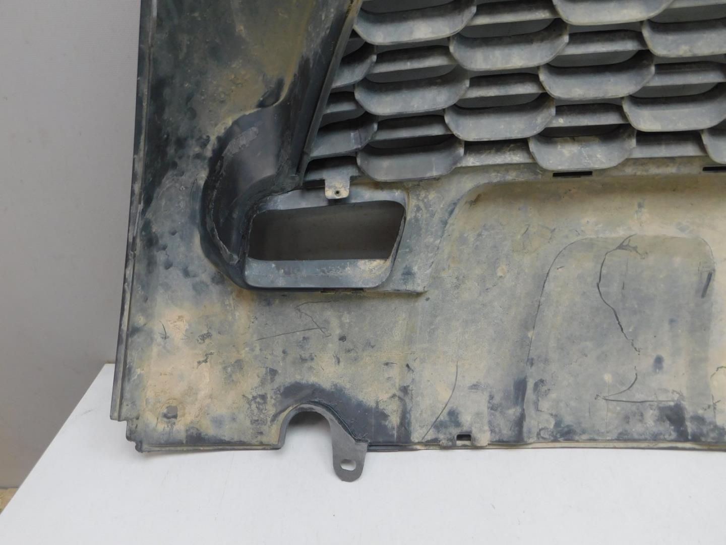 Решетка в бампер центральная