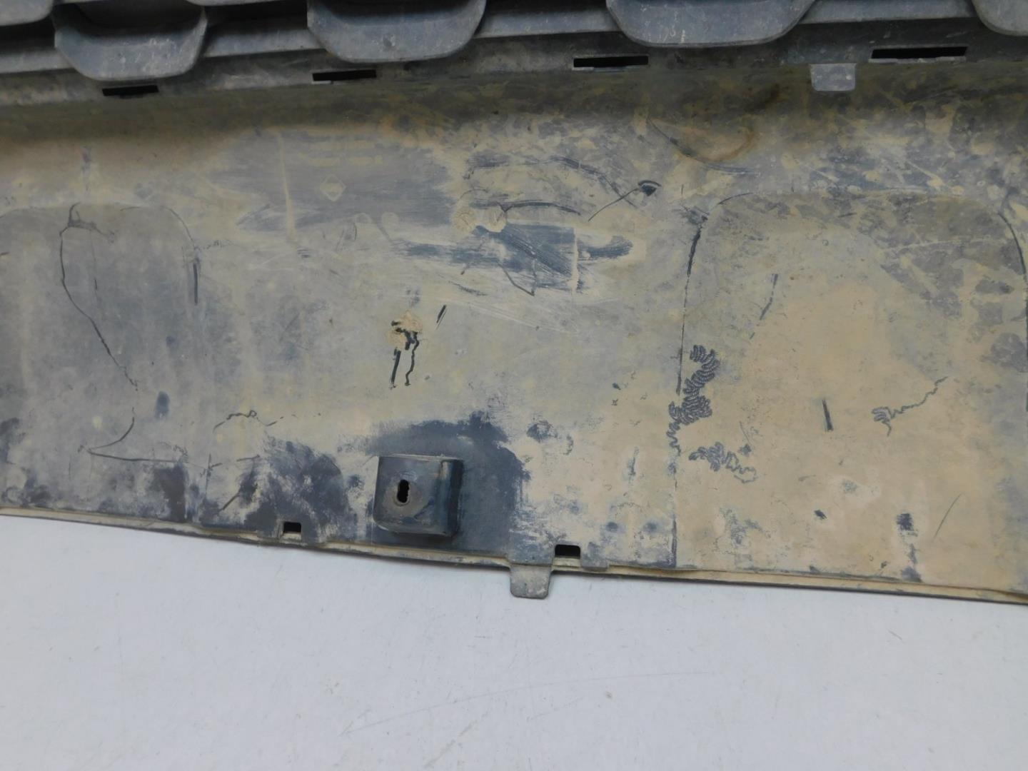 Решетка в бампер центральная