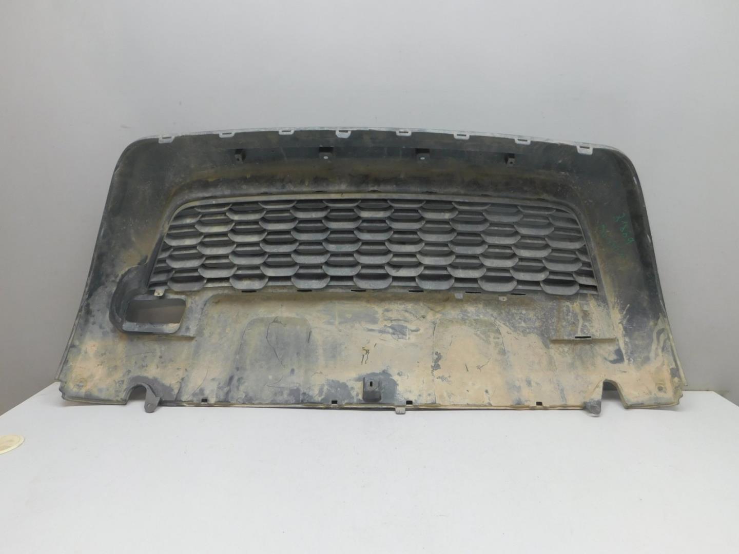 Решетка в бампер центральная