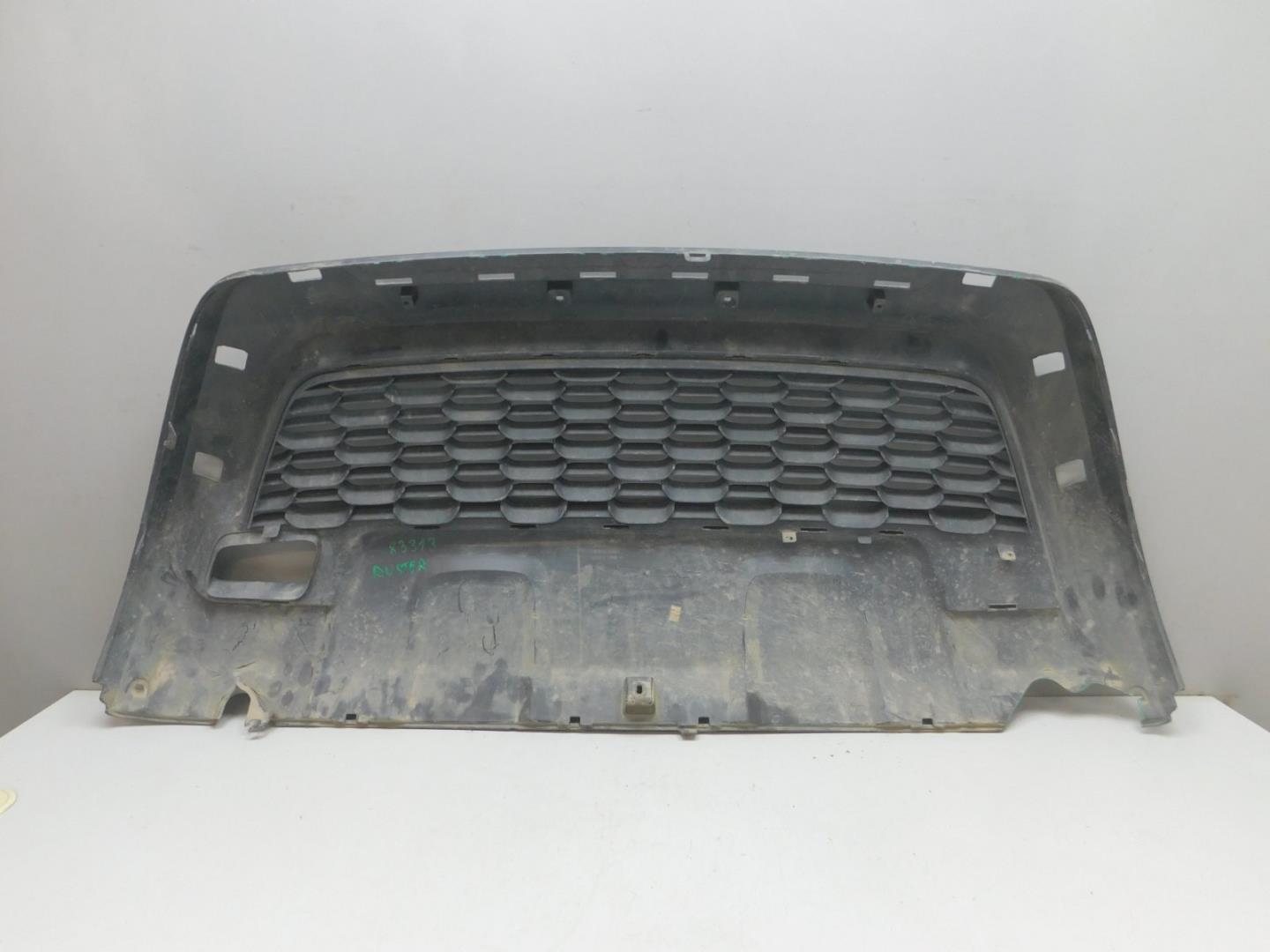 Решетка в бампер центральная