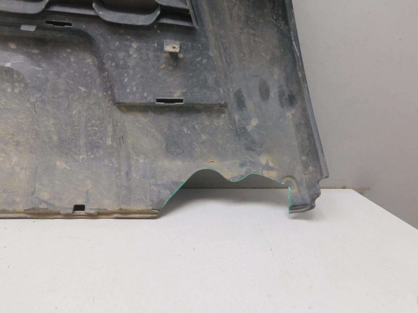 Решетка в бампер центральная