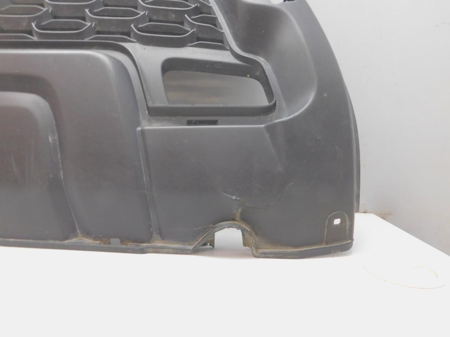 Решетка в бампер центральная