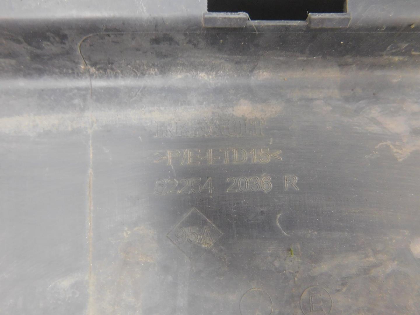 Решетка в бампер центральная