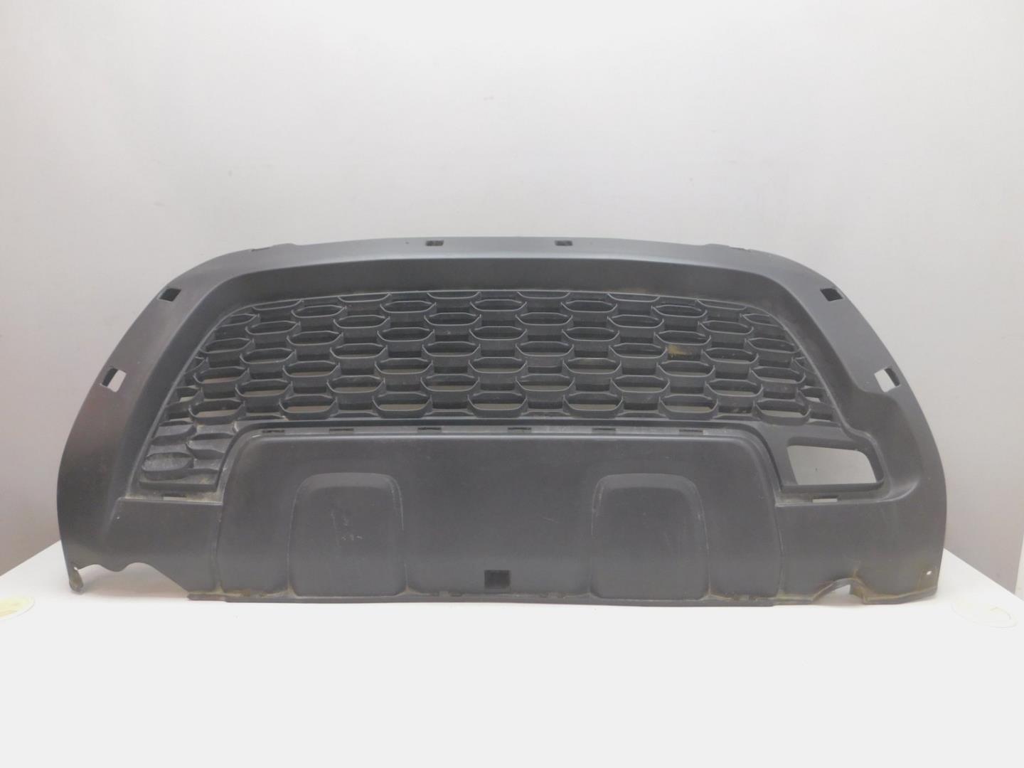 Решетка в бампер центральная