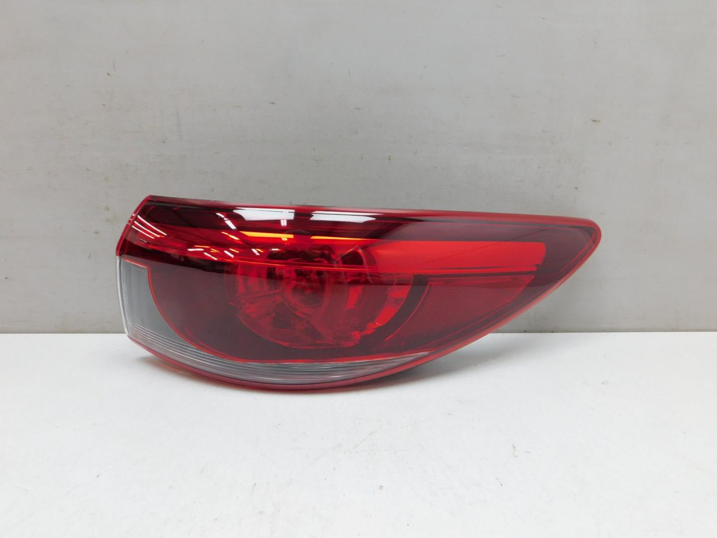 Фонарь задний наружный правый