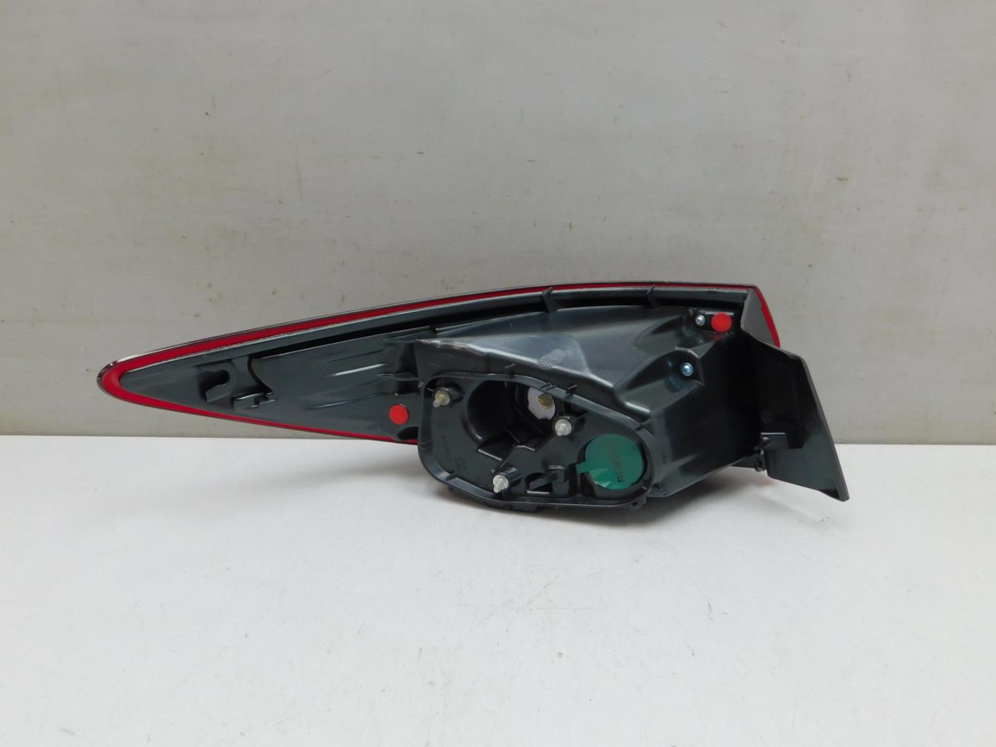 Фонарь задний наружный правый