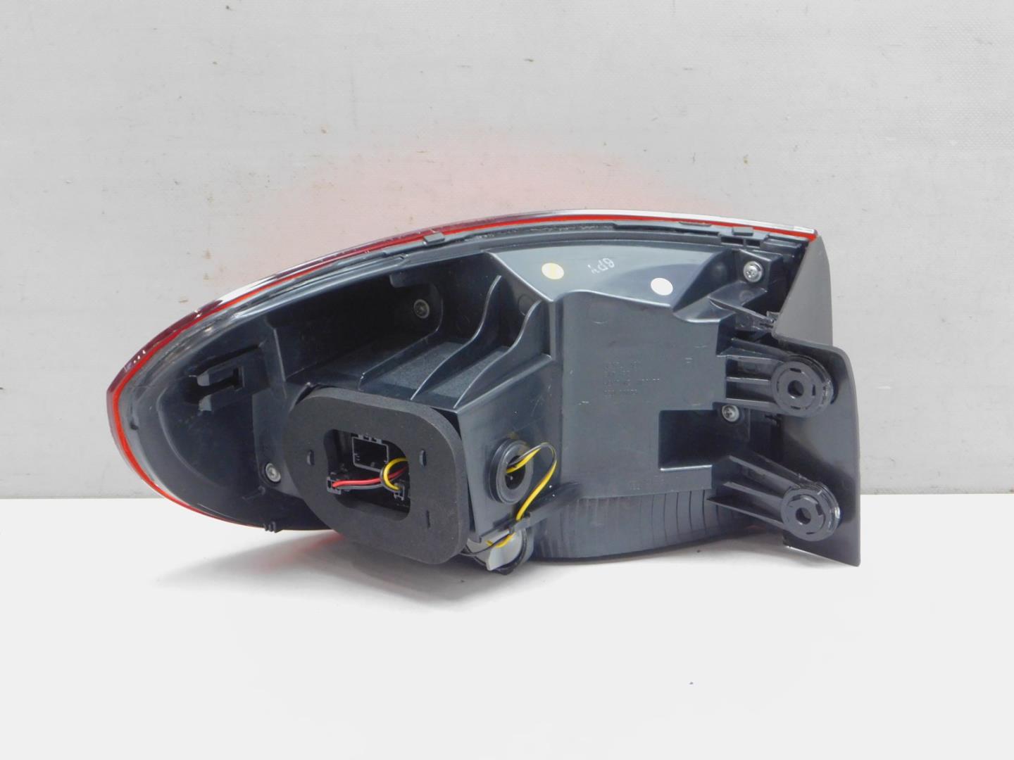 Фонарь задний наружный правый