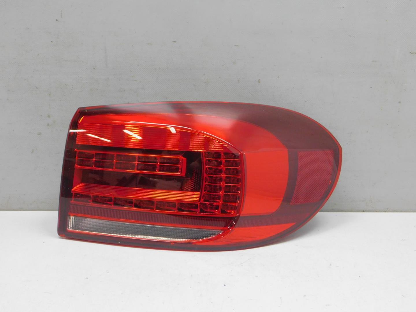 Фонарь задний наружный правый