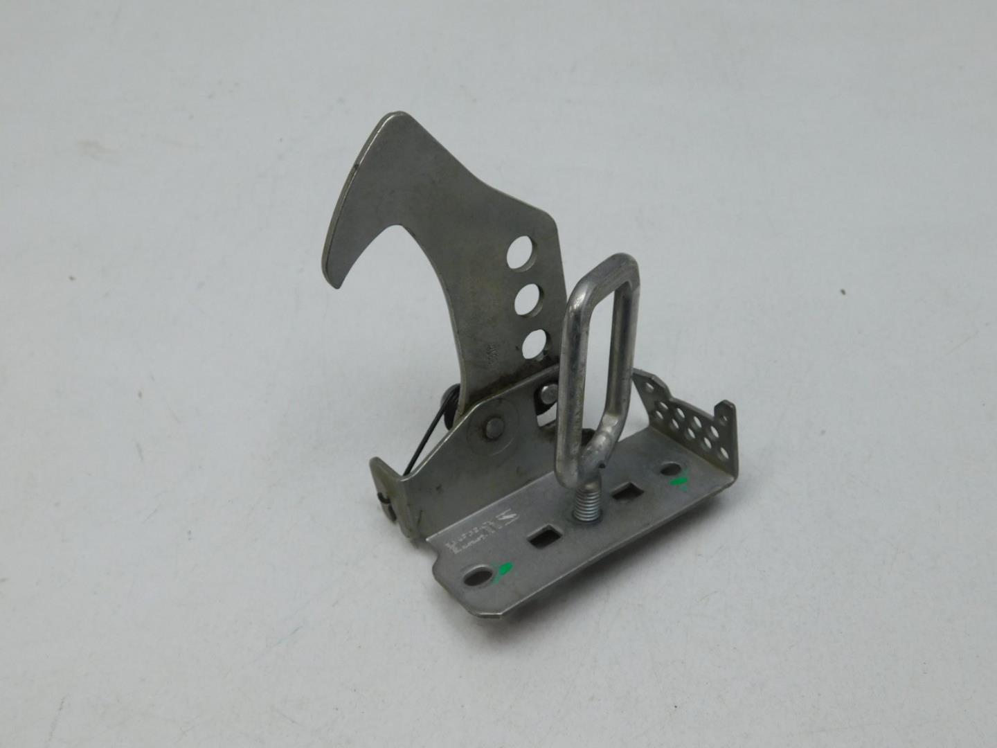 Замок капота