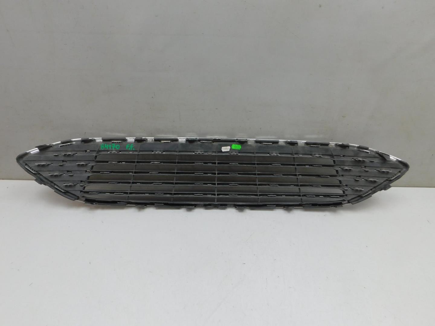 Решетка в бампер центральная