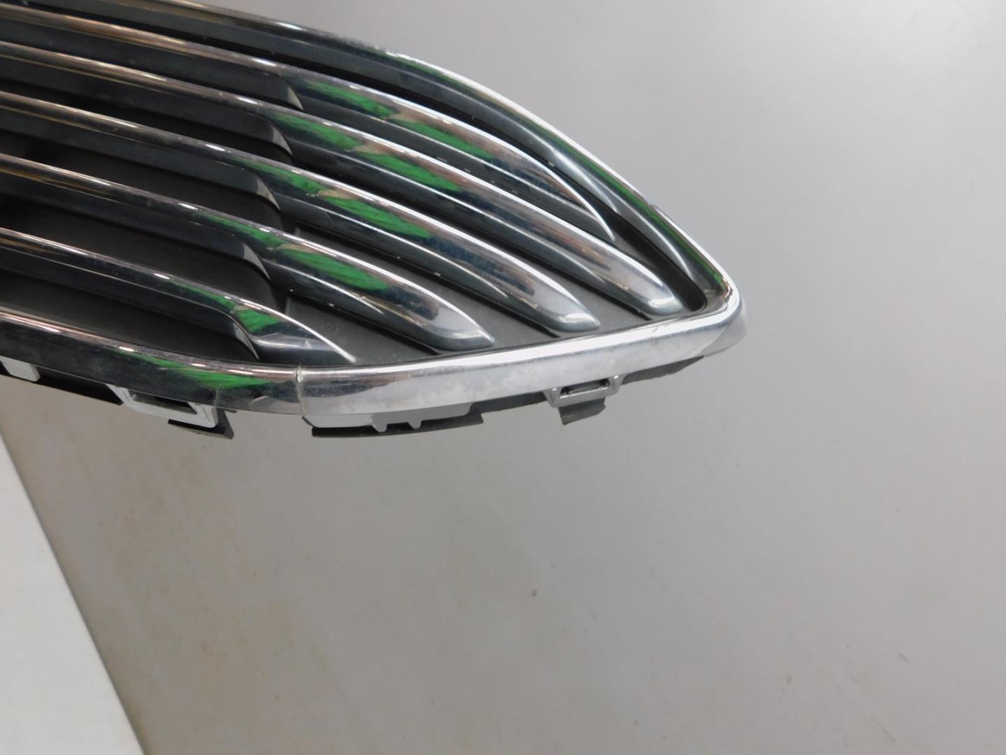 Решетка в бампер центральная