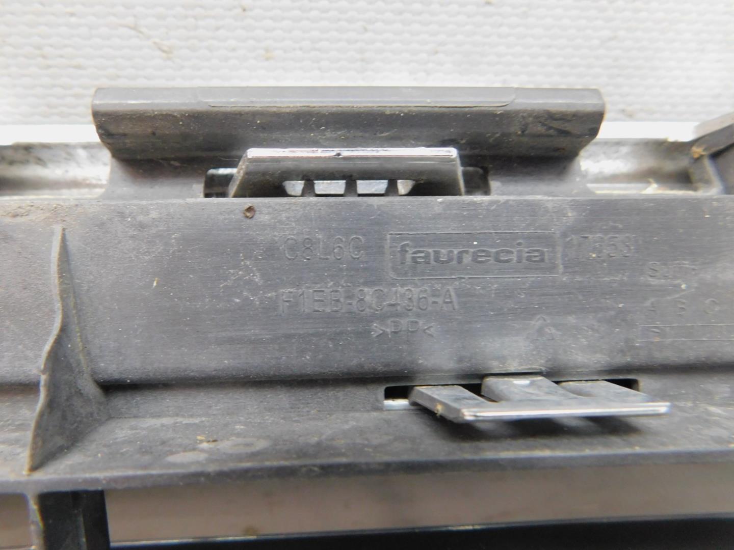 Решетка в бампер центральная