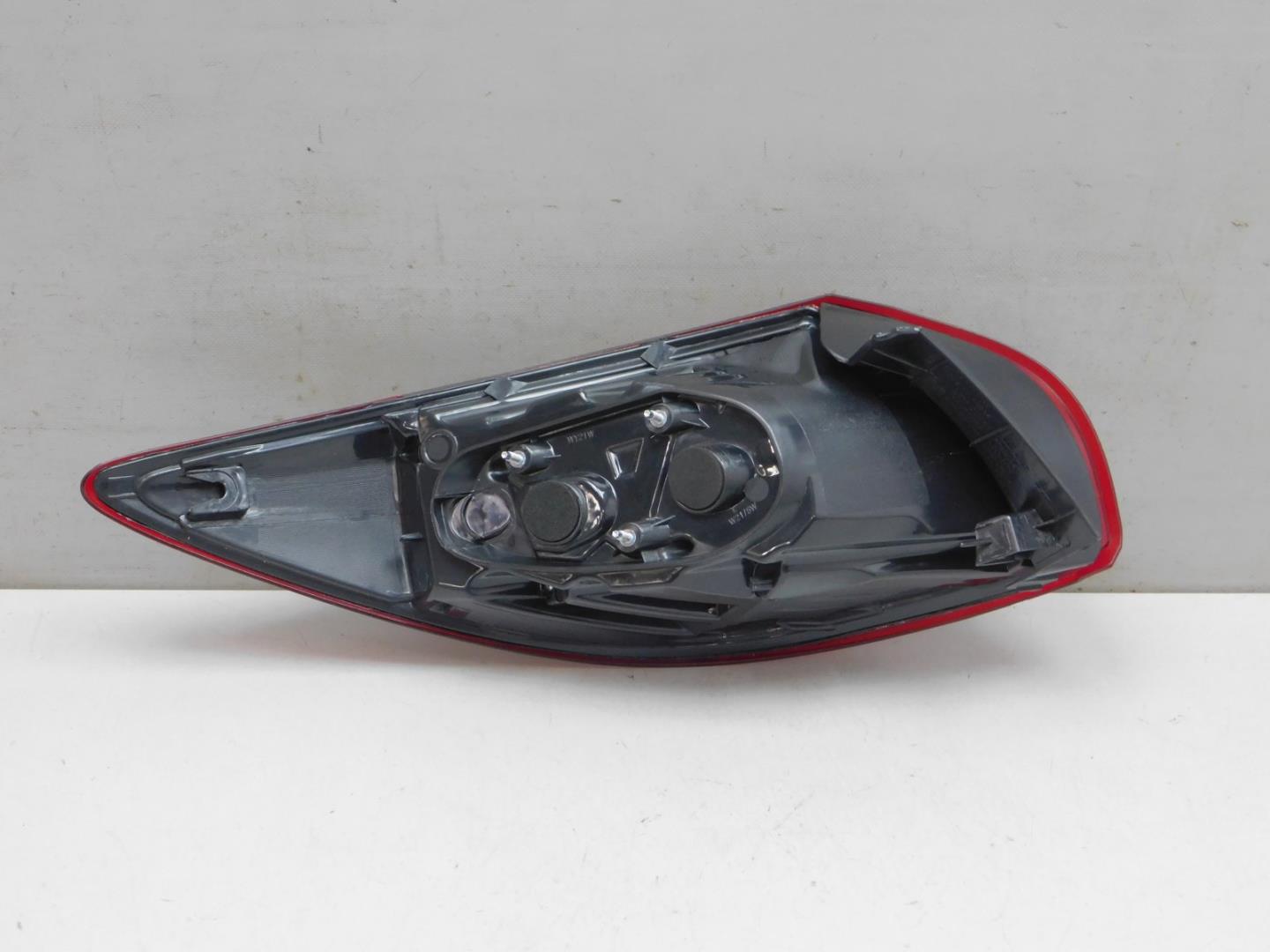 Фонарь задний наружный правый