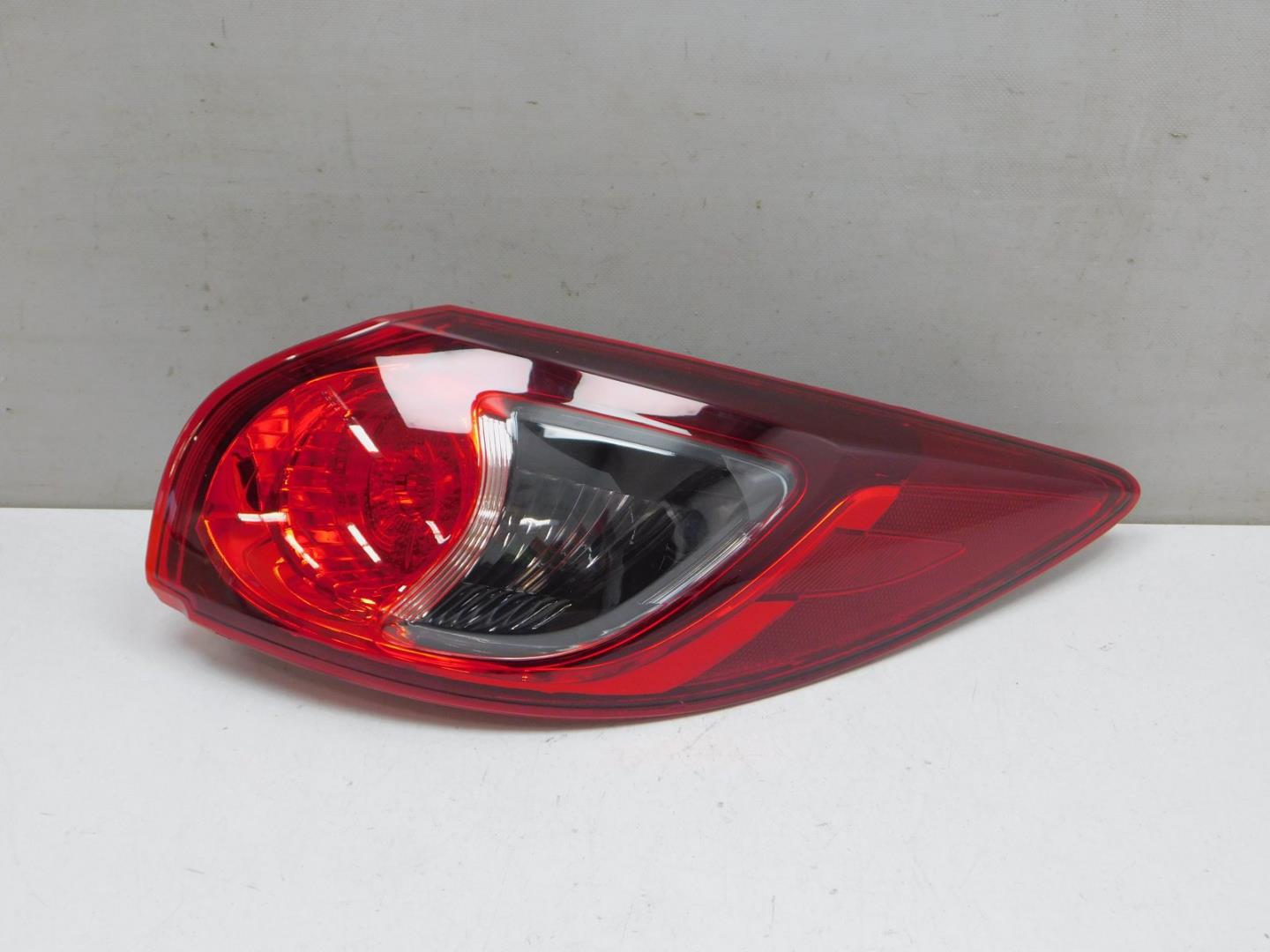 Фонарь задний наружный правый