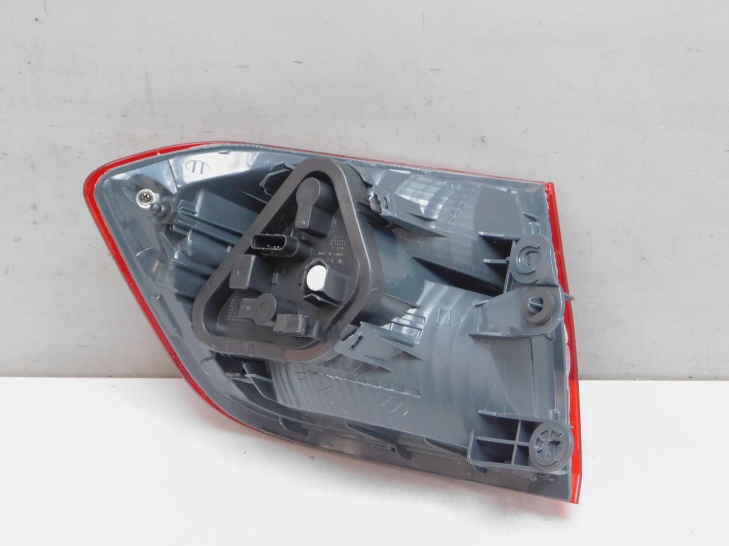 Фонарь задний наружный правый