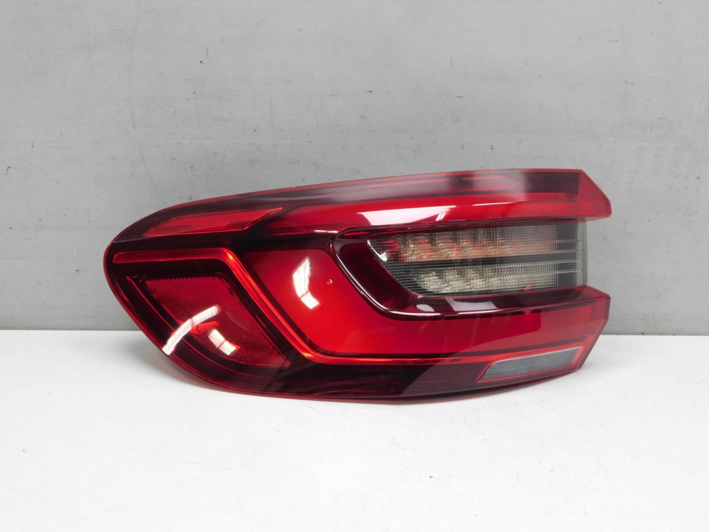 Фонарь задний наружный левый