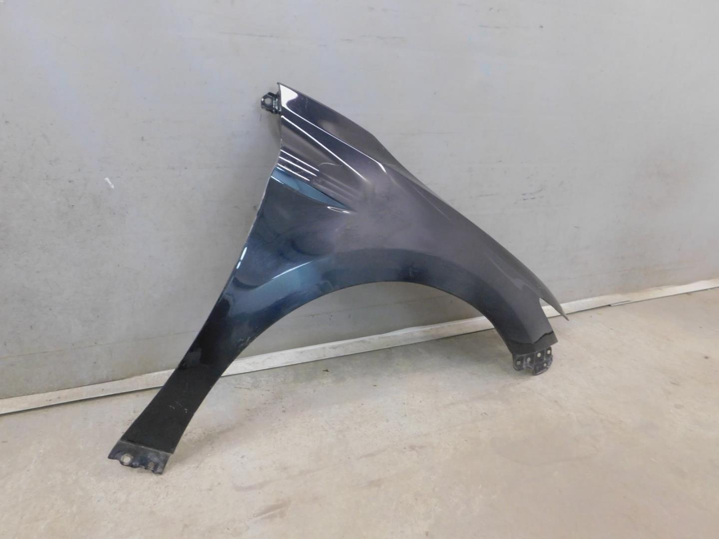 Крыло переднее правое